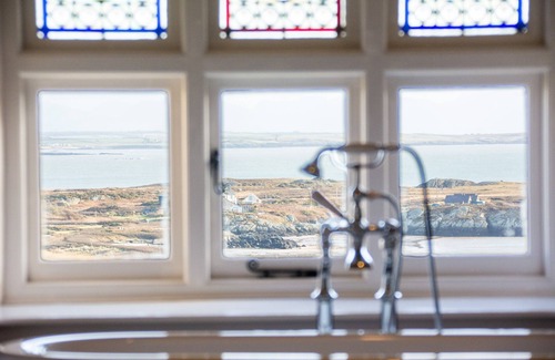 Rhoscolyn Cottage | Plas - sleeps 10 guests in 5 bedrooms