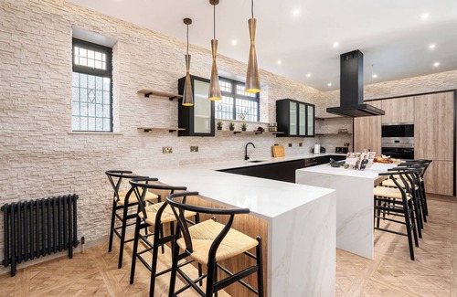 Rhos on Sea House | Plas y Mor is packed with jaw-dropping features that take luxury to the next level. Inside, you’ll find 13 beautifully designed bedrooms that sleep up to 34 guests, making it perfect for large groups or exclusive events.