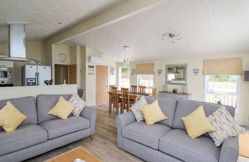Borth Cottage | PLATINUM LODGE, pet friendly, character holiday cottage in Borth