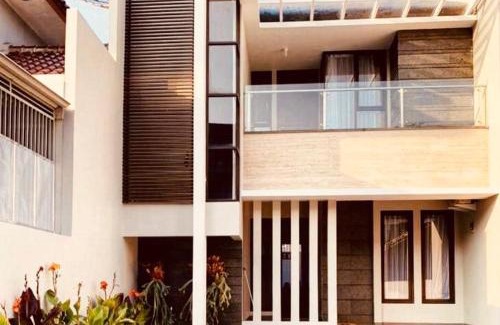 Bandung Villa | Platinum Setrasari Guest House 5BR Private Pool Bandung