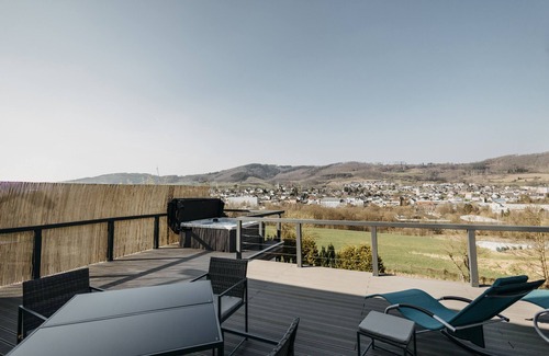 Plettenberg Apartment | Platz, Charme & ein Hauch Luxus: Happy Place mit Whirlpool, Sauna und Traumblick