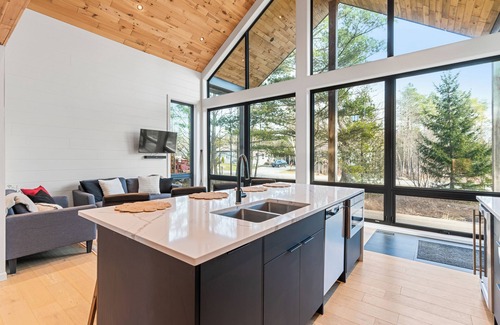Lion's Head Cottage | Play, dine and relax amongst the beauty of Georgian Bay and The Bruce Trail.