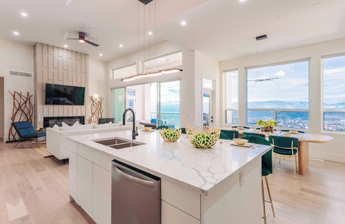 Black Mountain House | Play&Stay: Mountain and Lake Views/Theatre+Spacious