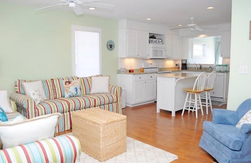 Topsail Beach House | Playin Hooky - Charming 3 Br/2 Ba Cottage! Linens included for weekly stays!
