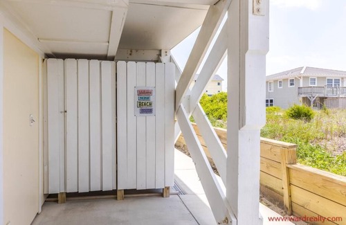 Topsail Beach House | Playin Hooky - Charming 3 Br/2 Ba Cottage! Linens included for weekly stays!