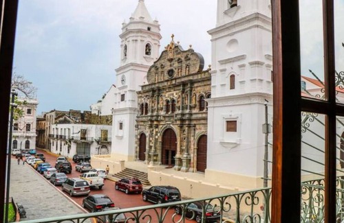 Casco Viejo Apartment | Plaza Catedral 104