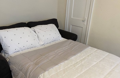 Country Club Plaza Area Apartment | 🔹Plaza-Cozy Studio- Queen Bed- Fiber WiFi-Coffee🔹