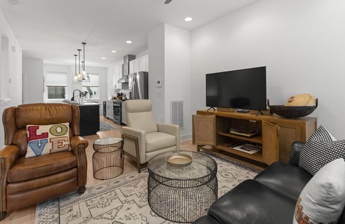 Plaza Midwood House | Plaza Midwood "Penthouse"
