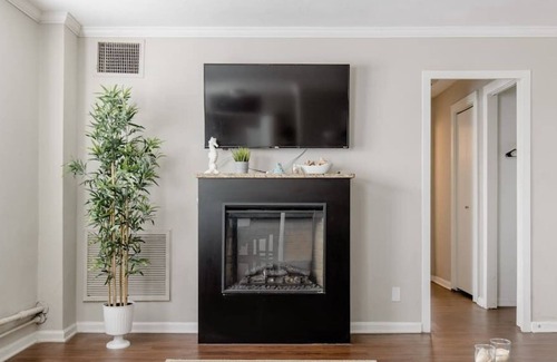 Country Club Plaza Area Apartment | Plaza One Bedroom w/ in unit laundry & Gym/Pool