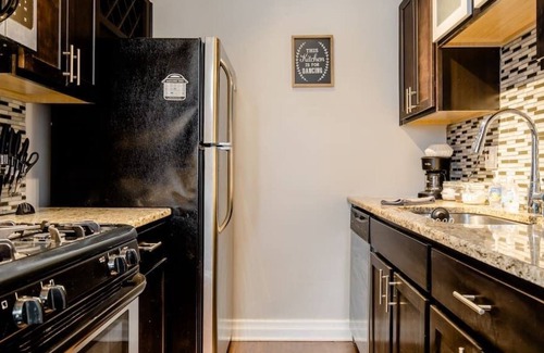 Country Club Plaza Area Apartment | Plaza One Bedroom w/ in unit laundry & Gym/Pool