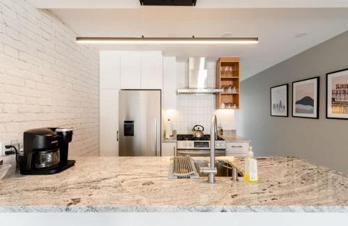 La Petite-Patrie Apartment | Plaza12 - StringLights, XL Terrace, restos & shops