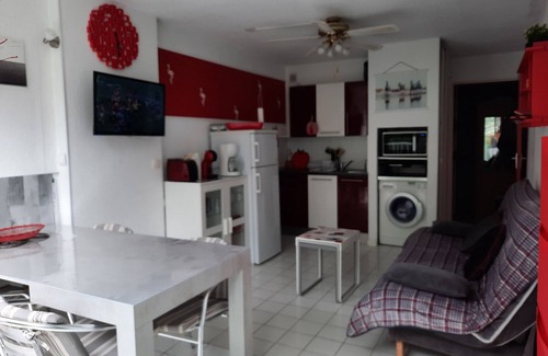 Le Couchant Apartment | Pleasant, bright P2 - sleeps 5 with WIFI