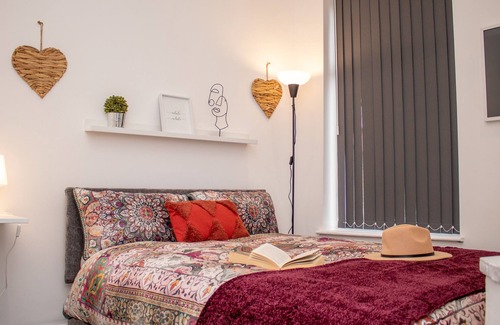 Liverpool House | Pleasant Cityscape Abode