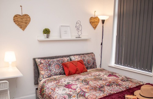 Liverpool House | Pleasant Cityscape Abode
