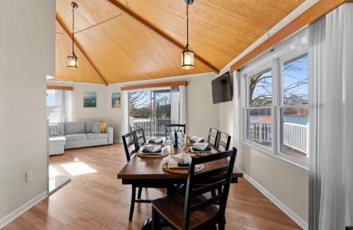 Mooresville House | Pleasant Cove Waterfront Getaway with Fire Pit Deck and Lake Views