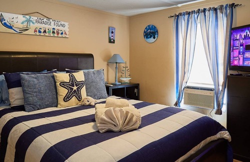 Homosassa Apartment | Pleasant Days Lodging Manatee / Scallop Suite.