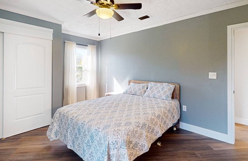 Parrish House | Pleasant Gulf Coast getaway with screened lanai & W/D - near golf & parks