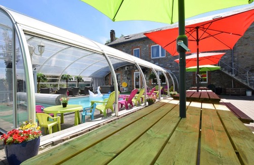 Courtil House | Pleasant Holiday Home with Sauna and Jacuzzi in Courtil