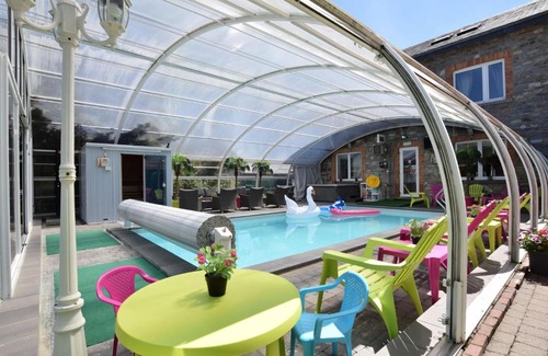 Courtil House | Pleasant Holiday Home with Sauna and Jacuzzi in Courtil
