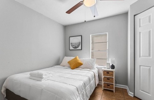 Lakeshore South House | Pleasant Home in Avondale - Kitchen, Wifi, TV