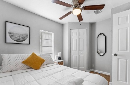 Lakeshore South House | Pleasant Home in Avondale - Kitchen, Wifi, TV