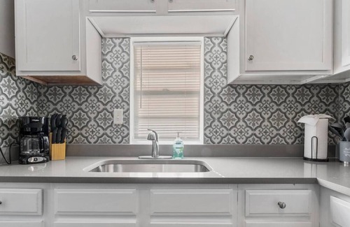 Lakeshore South House | Pleasant Home in Avondale - Kitchen, Wifi, TV