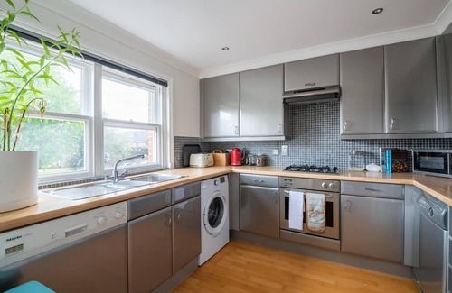 East Putney Apartment | Pleasant Putney home close to the tube station
