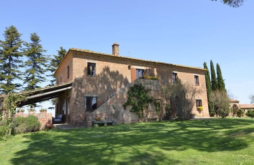 Ferretto Villa | Pleasant Villa in Valiano with Terrace Garden Sun loungers