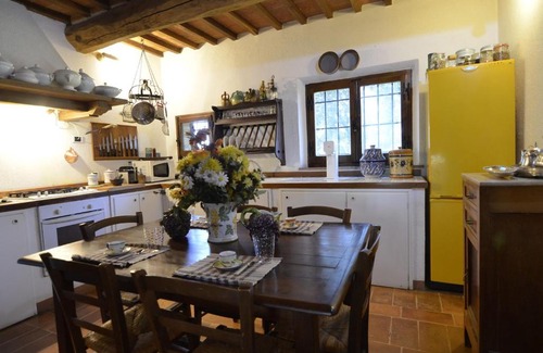 Ferretto Villa | Pleasant Villa in Valiano with Terrace Garden Sun loungers