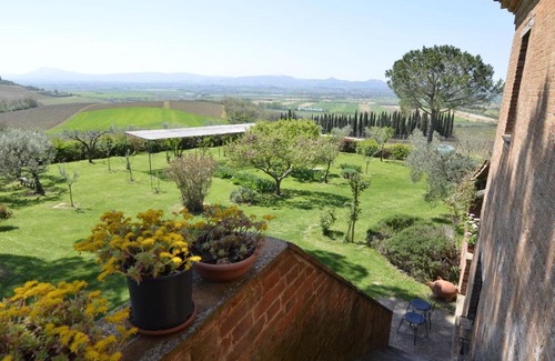 Ferretto Villa | Pleasant Villa in Valiano with Terrace Garden Sun loungers