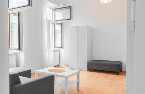 Wahring Apartment | Pleasing 2BR Apt. AKH-Perfect for Groups