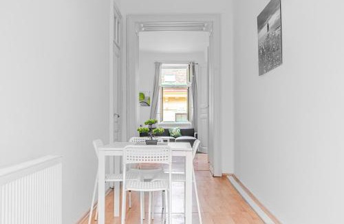 Wahring Apartment | Pleasing 2BR Apt. AKH-Perfect for Groups
