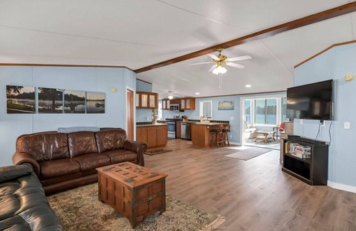 Chapin House | Plum Beautiful | 3 Kings & Hot Tub on Lake Murray