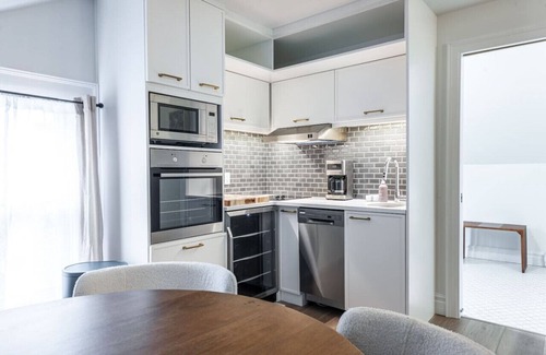 Stratford Apartment | Plums Unit 3: Downtown King