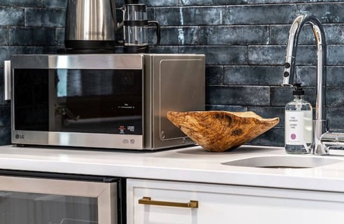 Stratford Apartment | Plums Unit 4: Downtown - Queen