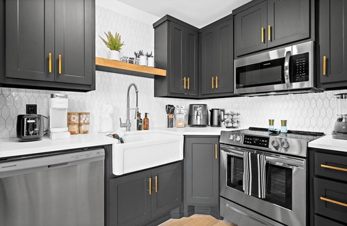 Smithville Apartment | Plush and elegant loft located directly above the town square in Smithville, MO
