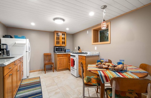 West Wareham Cabin | Plymouth's Little Red Cottage: 3-BR cabin w/WiFi, full kitchen, & lake access!