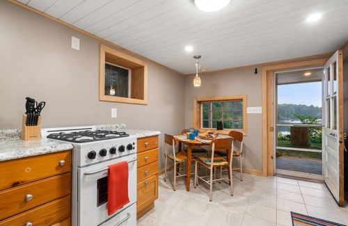 West Wareham Cabin | Plymouth's Little Red Cottage: 3-BR cabin w/WiFi, full kitchen, & lake access!