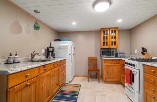 West Wareham Cabin | Plymouth's Little Red Cottage: 3-BR cabin w/WiFi, full kitchen, & lake access!