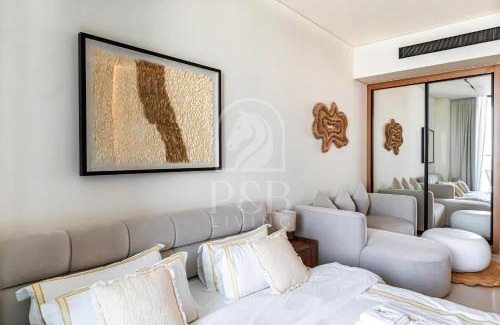 Madinat Zayed Apartment | PNB Living - Luxury Studio with Canal Views - Trillionaire Residences, Business Bay