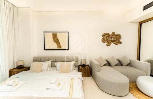 Madinat Zayed Apartment | PNB Living - Luxury Studio with Canal Views - Trillionaire Residences, Business Bay