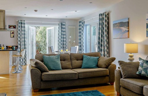 Bishopston House | Pobbles in the beautiful Swansea