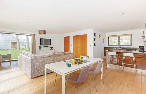 Pocklington Ski Chalet | Pocklington Deluxe Lodge