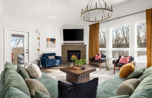 East Stroudsburg House | Pocono Bliss 5br Hot Tub Sauna Game Room