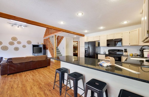 Lakeville Ski Chalet | Pocono Chalet- walking distance to Lake Wallenpaupack- 3 Full baths