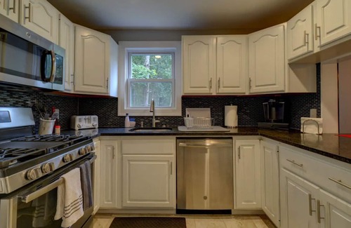 Canadensis House | Pocono Getaway /Hot Tub /Fire Pit /Volleyball /Billiards /Ping Pong /Poker