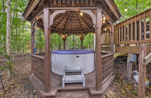 Pocono Lake House | Pocono Lake Relaxy Cabin with Resort Amenities!