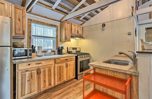 Thornhurst Cabin | Pocono Lake Retreat w/Fire Pit + Private Hot Tub!