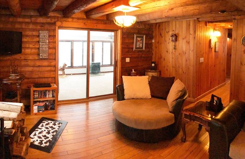 Tafton Cabin | Pocono Log Cabin Retreat @tnzlogcabin