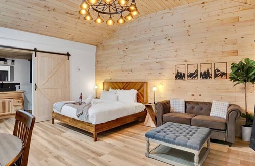 Canadensis Hotel | Pocono Modern Vaulted Pine | Firepits | Pickleball